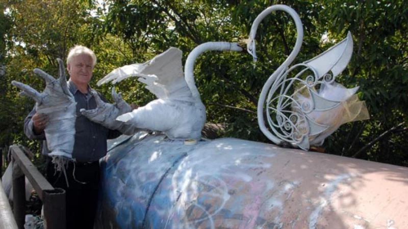 Реставрация "старого" лебедя и появление нового. Барнаул, Коммунальный мост, август 2009г. Анна Зайкова