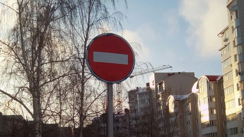 Из-за прорыва трубы в Барнауле частично ограничили движение на улице Петра Сухова