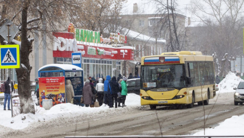 Маршрут 57 автобуса барнаул. Автобус 57 Барнаул. Общественный транспорт Барнаул. 57 Барнаульский автобус. Трамвай Барнаул зима.