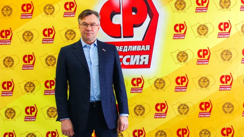 Депутат Госдумы  Александр Терентьев помог сироте из Алейска добиться жилья