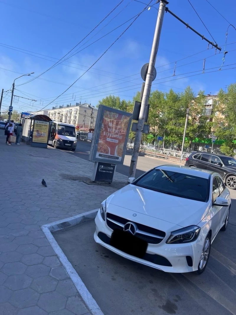 Водитель с 22-летним стажем попала в ловушку на дороге в центре Барнаула.  Предоставлено altapress.ru