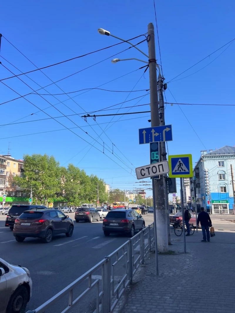 Водитель с 22-летним стажем попала в ловушку на дороге в центре Барнаула.  Предоставлено altapress.ru