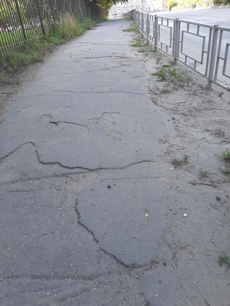 Состояние пешеходного тротуара на пр.Калинина. altapress.ru