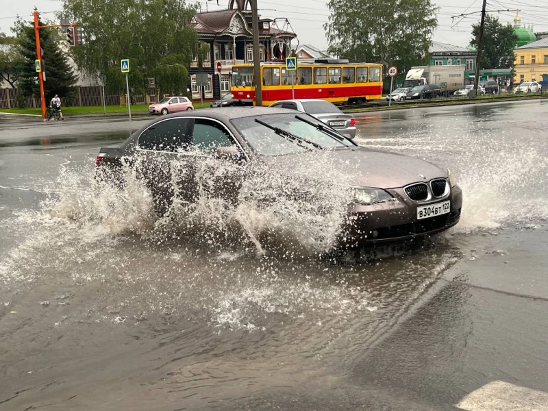 После ливня в Барнауле затопило подъезд дома 