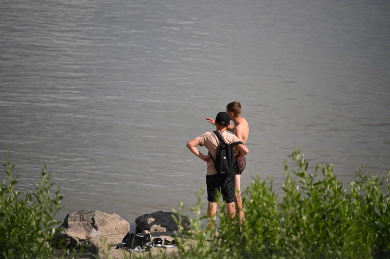 Плыть или не плыть? Как жара гонит барнаульцев в Обь — фоторепортаж altapress.ru