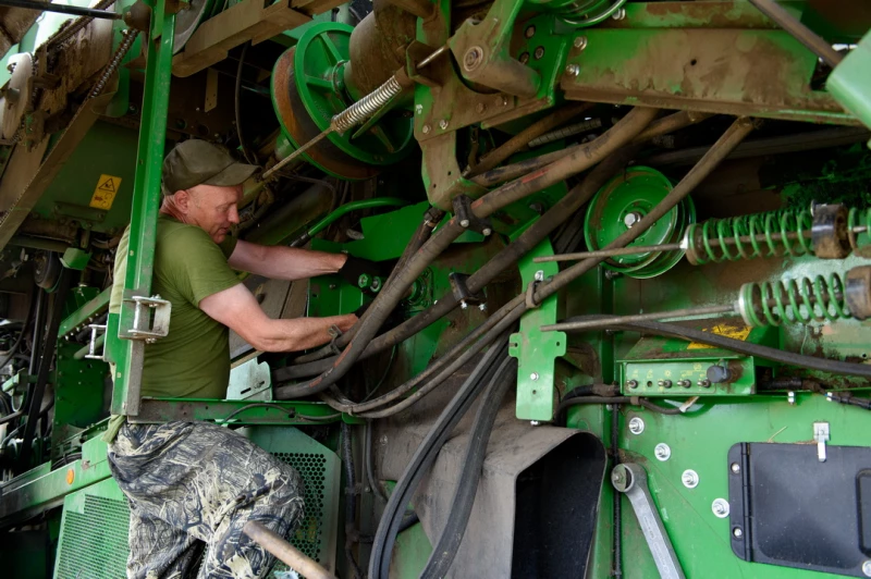 В крестьянском хозяйстве «Сатурн». Дмитрий Лямзин