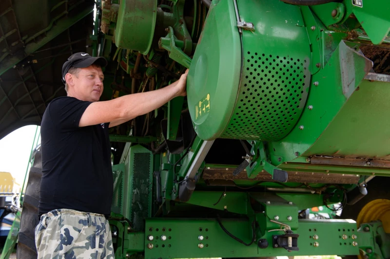 Сельхозтехника в крестьянском хозяйстве «Сатурн». Дмитрий Лямзин