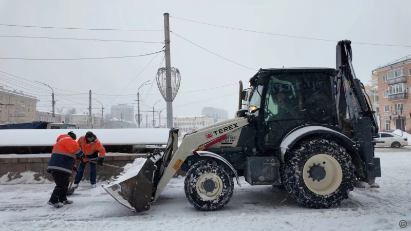 Дорожные службы Барнаула очищают тротуары и улицы от снега Администрация города Барнаула