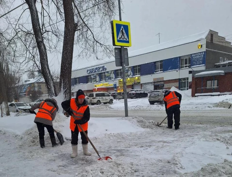 Дорожные службы Барнаула очищают тротуары и улицы от снега Администрация города Барнаула