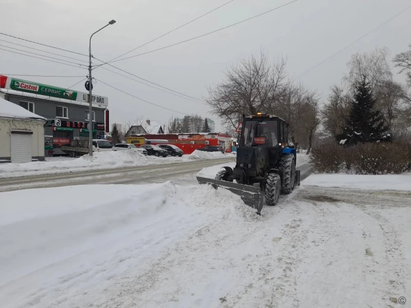 Дорожные службы Барнаула очищают тротуары и улицы от снега Администрация города Барнаула