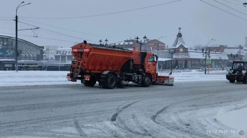 Дорожные службы Барнаула очищают тротуары и улицы от снега Администрация города Барнаула
