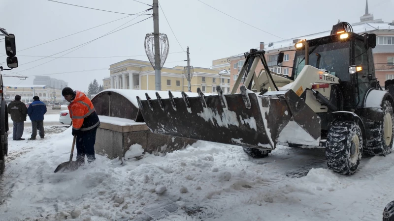 Дорожные службы Барнаула очищают тротуары и улицы от снега Администрация города Барнаула