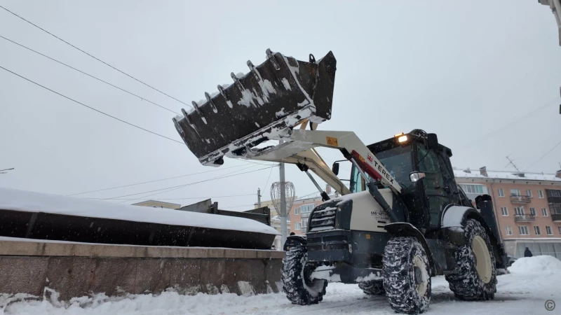 Дорожные службы Барнаула очищают тротуары и улицы от снега Администрация города Барнаула