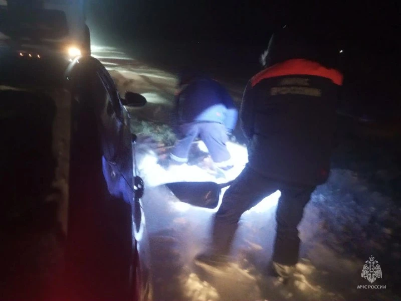 Спасатели вызволили из снежного плена автомобили на алтайских трассах МЧС Алтайского края