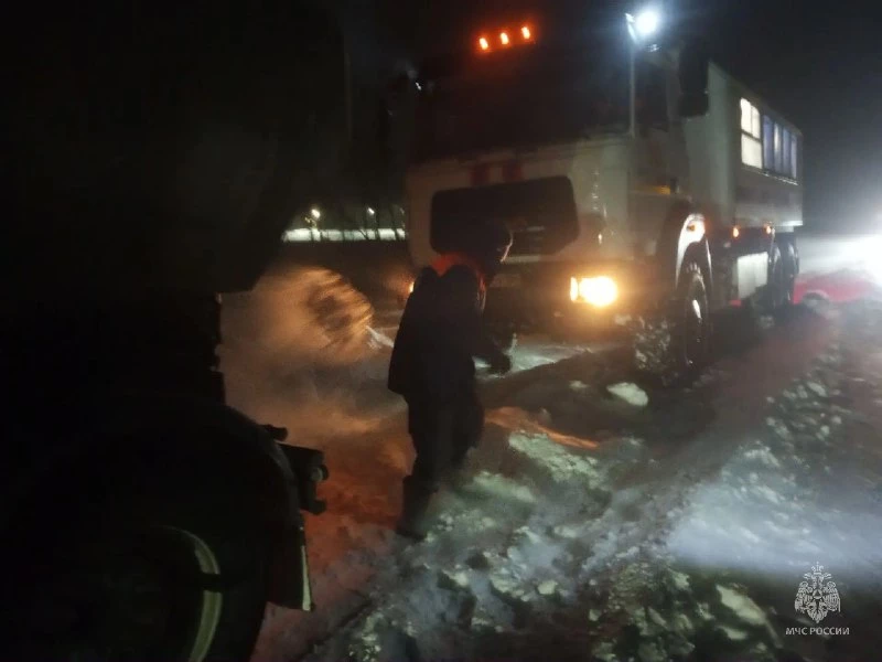 Спасатели вызволили из снежного плена автомобили на алтайских трассах МЧС Алтайского края