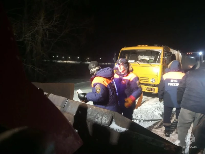 Спасатели вызволили из снежного плена автомобили на алтайских трассах МЧС Алтайского края