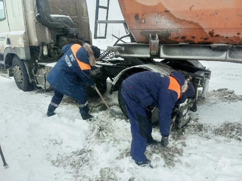 Спасатели вызволили из снежного плена автомобили на алтайских трассах МЧС Алтайского края