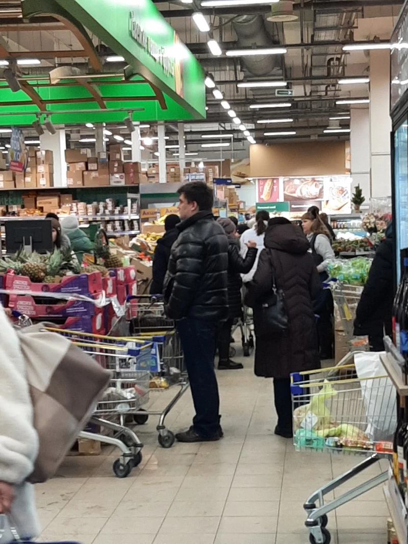 Наплыв покупателей в ТРЦ «Пионер» перед Новым годом.  Лариса Васильева