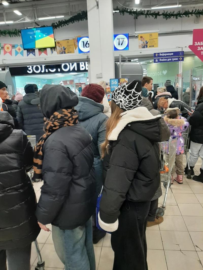 Наплыв покупателей в ТРЦ «Пионер» перед Новым годом.  Лариса Васильева