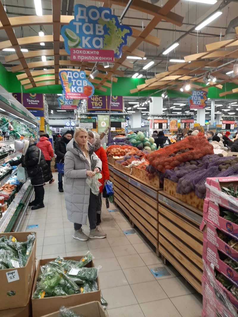 Наплыв покупателей в ТРЦ «Пионер» перед Новым годом.  Лариса Васильева