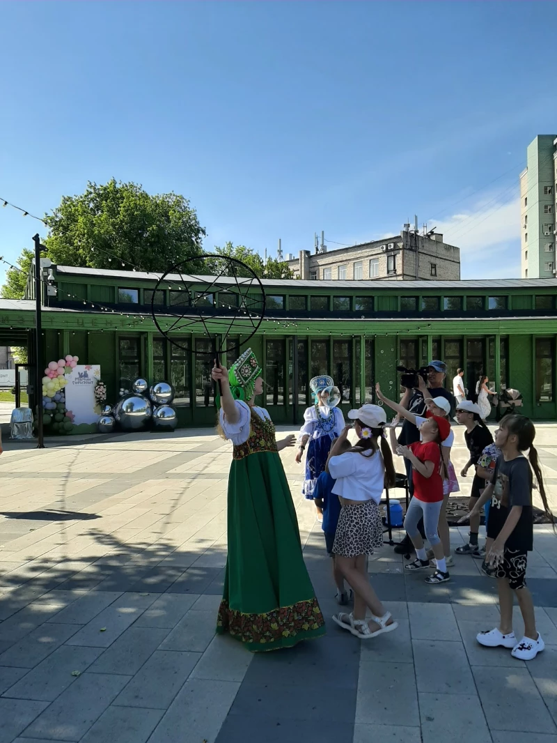 Шоу мыльных пузырей в парке «Изумрудный». Лариса Васильева