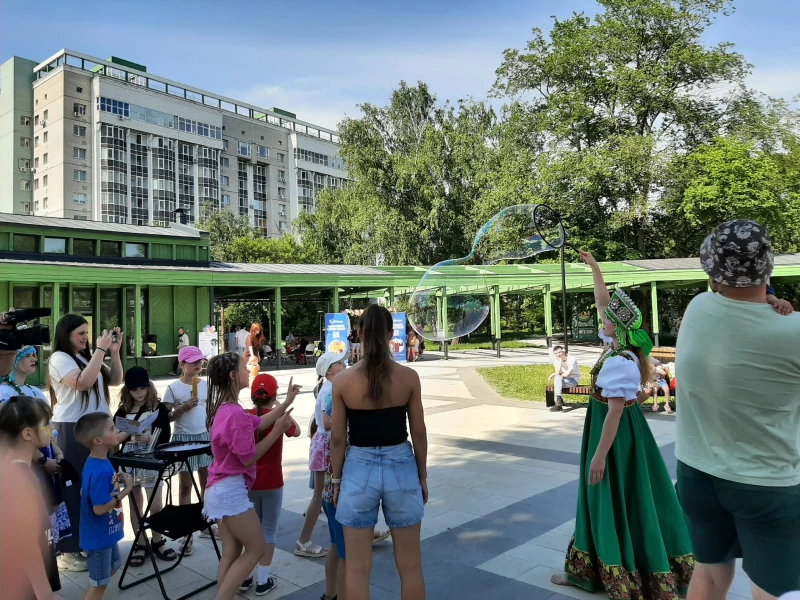 Шоу мыльных пузырей в парке «Изумрудный». Лариса Васильева
