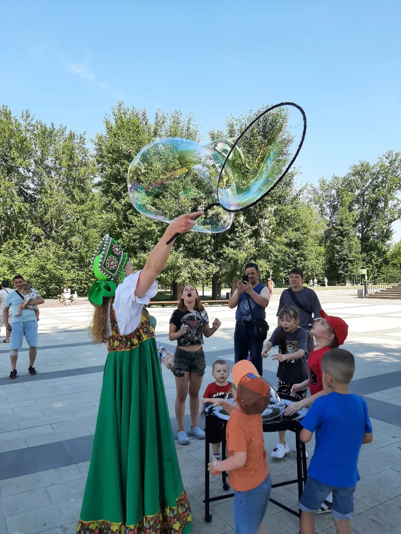 Шоу мыльных пузырей в парке «Изумрудный». Лариса Васильева