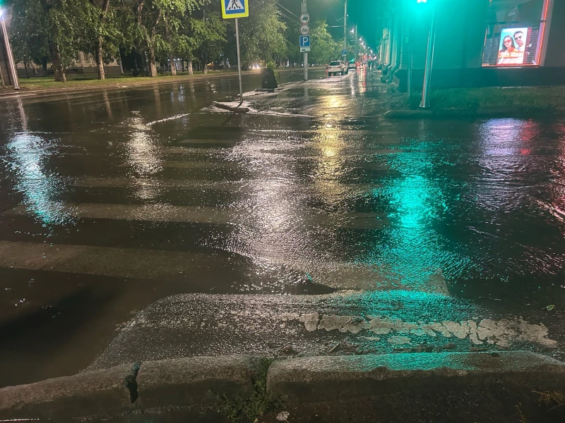 Барнаул во время дождя ночью. Мария Берникова