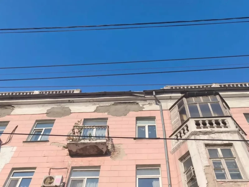Гора мусора у дома на проспекте Ленина испугала барнаульцев