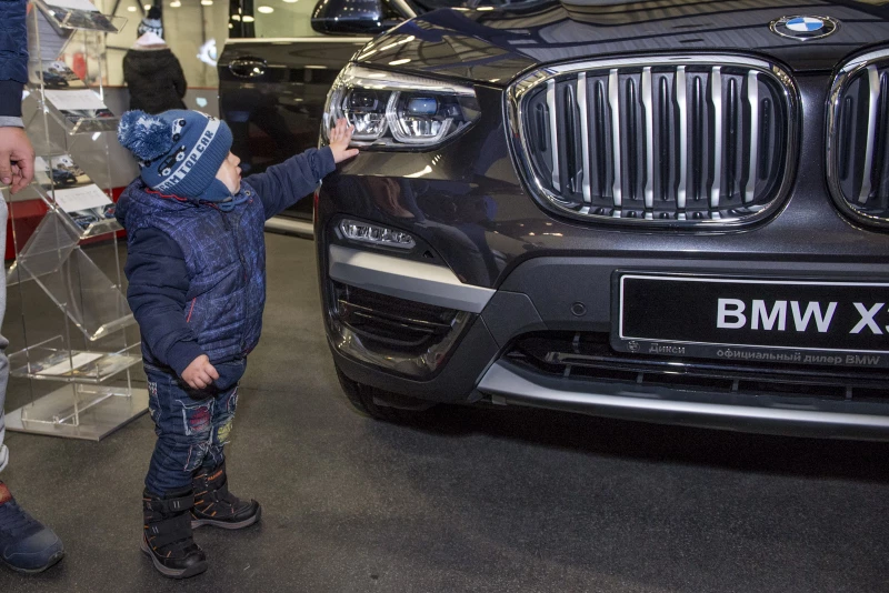 У владельцев BMW массово взрываются люки на крышах