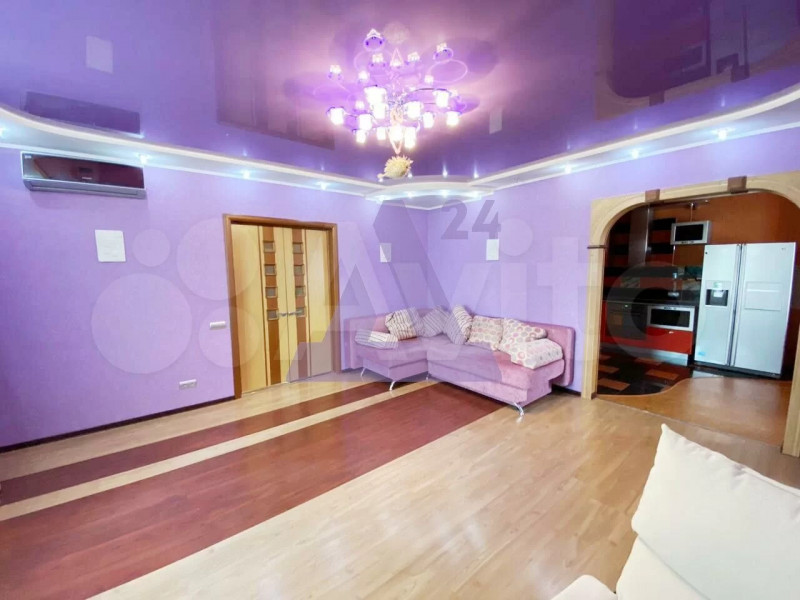 Цветастую трешку в известном доме с круглыми окнами продают за 11 млн рублей в Барнауле