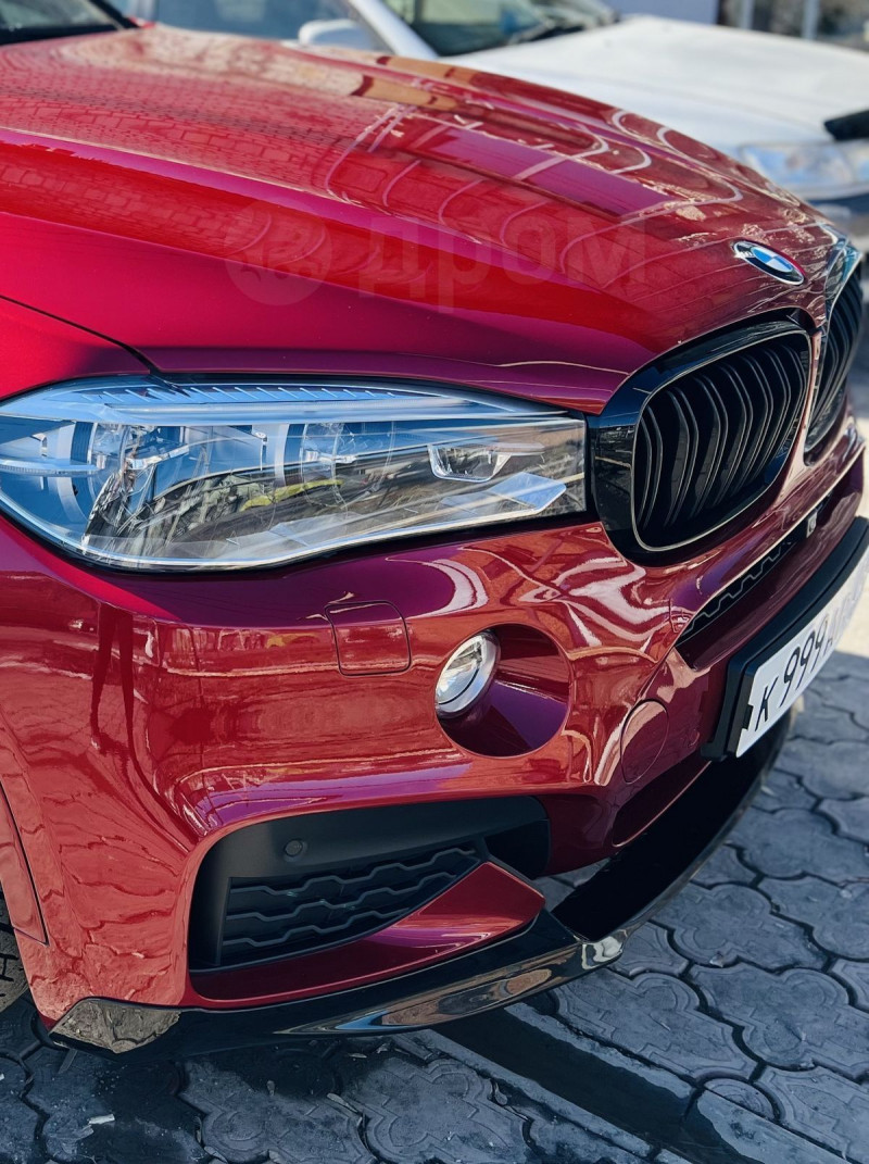 Нежность и страсть. Красный BMW X6 в окружении алых роз продают за 5,5 млн рублей в Барнауле