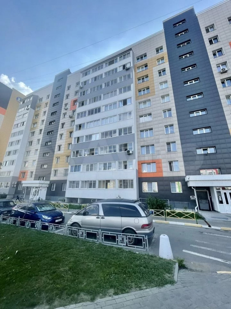 Цветочную двушку с палисадником продают в Барнауле за 5,2 млн рублей