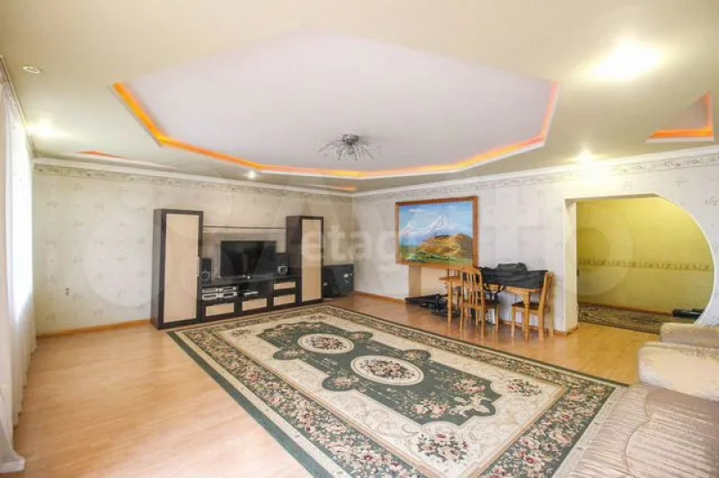 Четырехкомнатную квартиру с круглыми проемами продают в Барнауле за 10,5 млн рублей