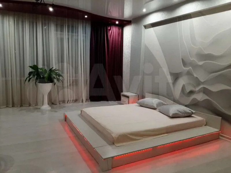 Однокомнатную квартиру со светящейся кроватью сдают в Барнауле за 3,2 тыс. рублей