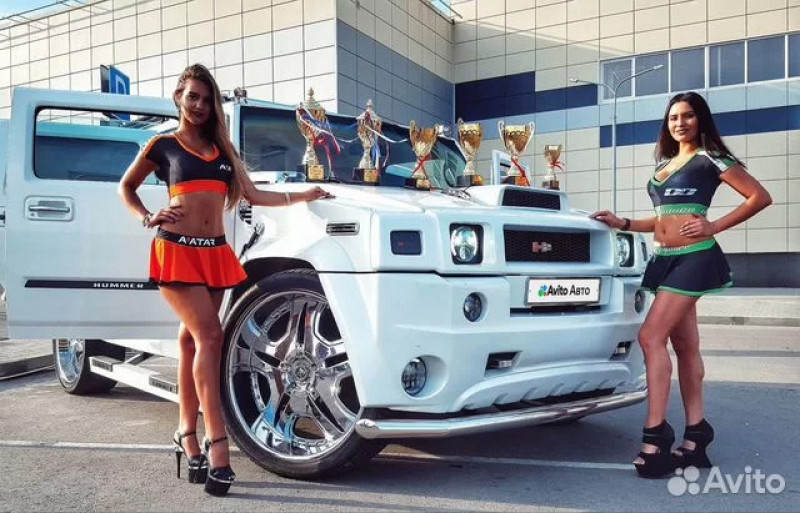 Hummer с привлекательными красотками продают в Барнауле за 4,5 млн рублей