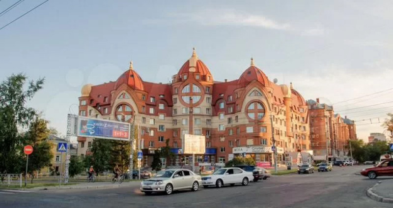 Квартиру в интересном барнаульском доме продают за 15 млн рублей