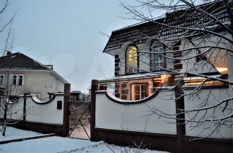 Коттедж с витражными окнами и идеальным садом продают в Барнауле за 23,9 млн рублей