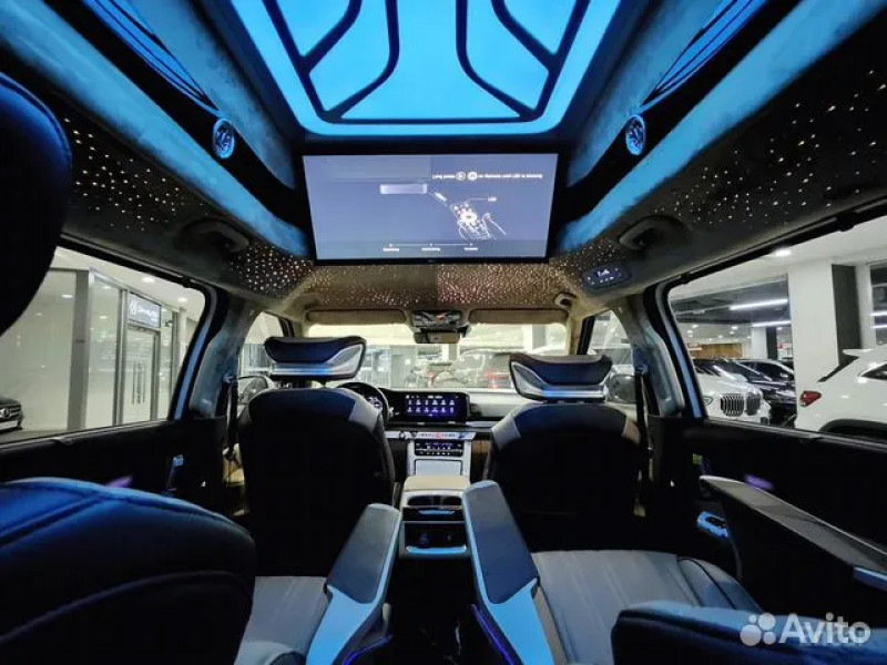 Что за автомобиль с огромным экраном внутри салона продают в Сибири за 8 млн рублей