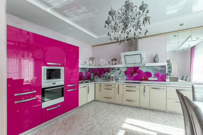 Коттедж с цветной кухней продают в Барнауле за 20,5 млн рублей