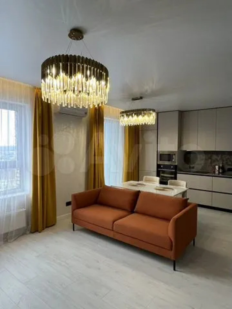Однокомнатную квартиру с шикарными люстрами продают в Барнауле за 9,5 млн рублей