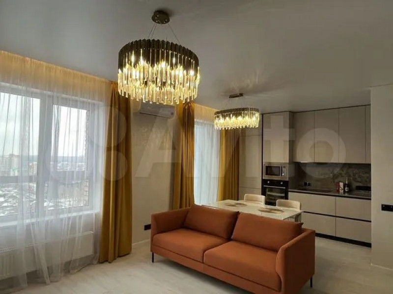 Однокомнатную квартиру с шикарными люстрами продают в Барнауле за 9,5 млн рублей