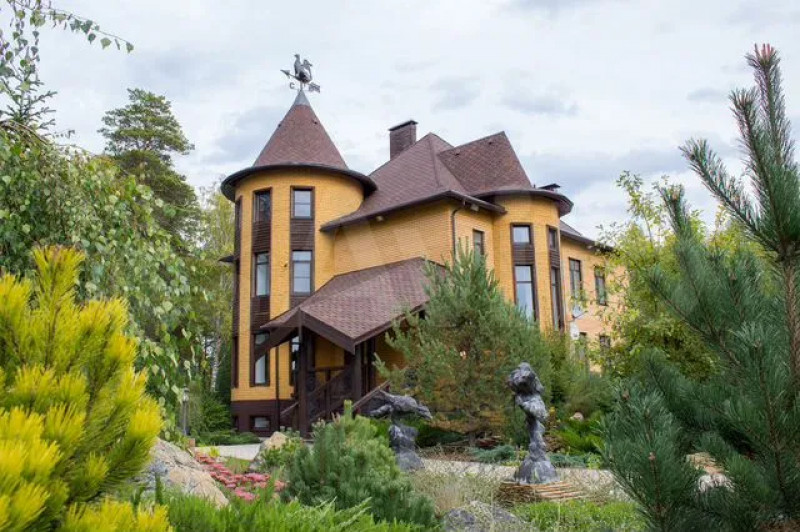 Дом с библиотекой и большой гардеробной продают в пригороде Барнаула за 70 млн рублей