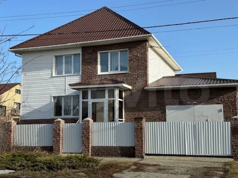Дом с хорошей аурой продают в Барнауле за 16 млн рублей