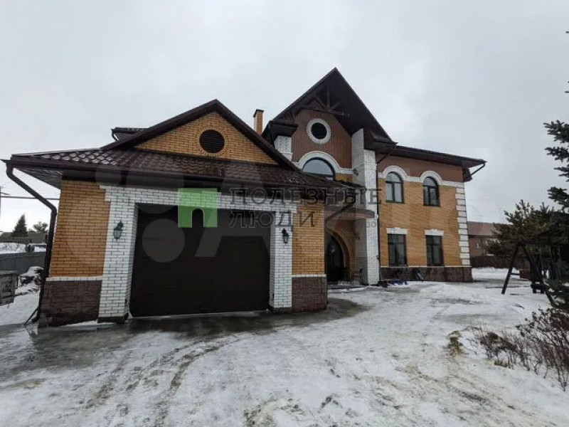 Коттедж с двумя гаражами продают в пригороде Барнаула по привлекательной цене