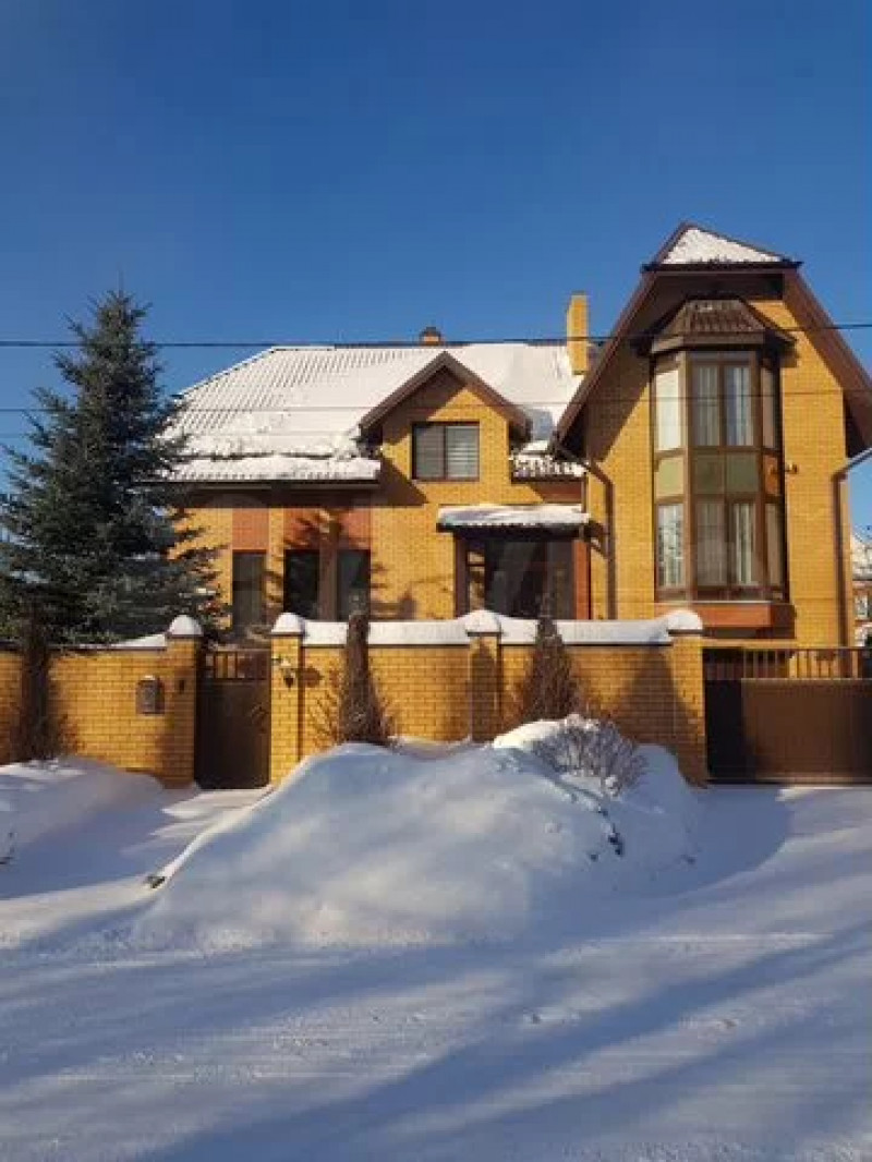Уютный домик с высоким фундаментом продают в Барнауле за 50 млн рублей