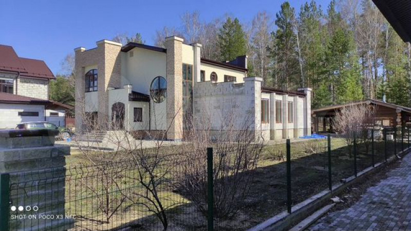 В пригороде Барнаула продают идеальный дом с витражными окнами за 35 млн рублей