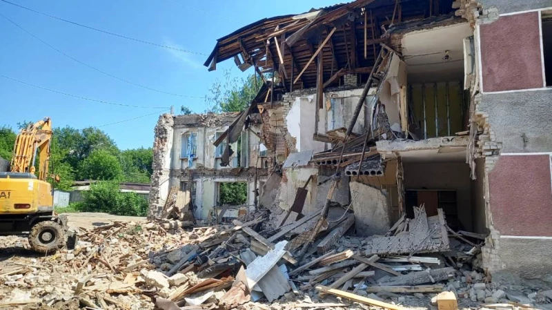Очередной аварийный дом начали сносить в Барнауле