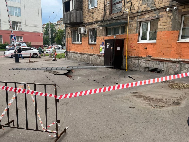 Из-за провала грунта эвакуировали жильцов пятиэтажки в сибирском городе