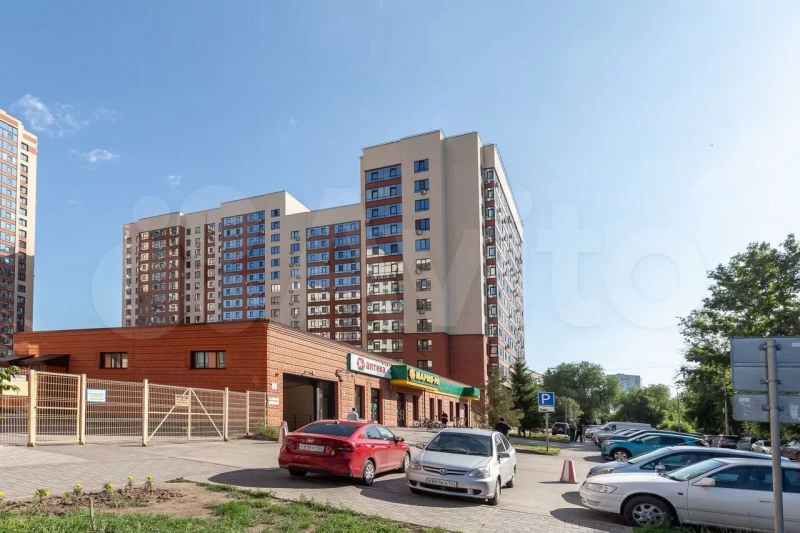 Трешку с пузырями на потолке продают в Барнауле за 20 млн рублей